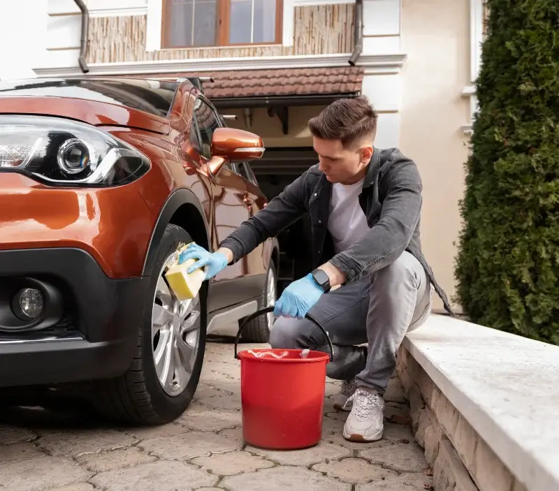 Lavage auto à domicile Alleuze : professionnel intervenant sur un véhicule